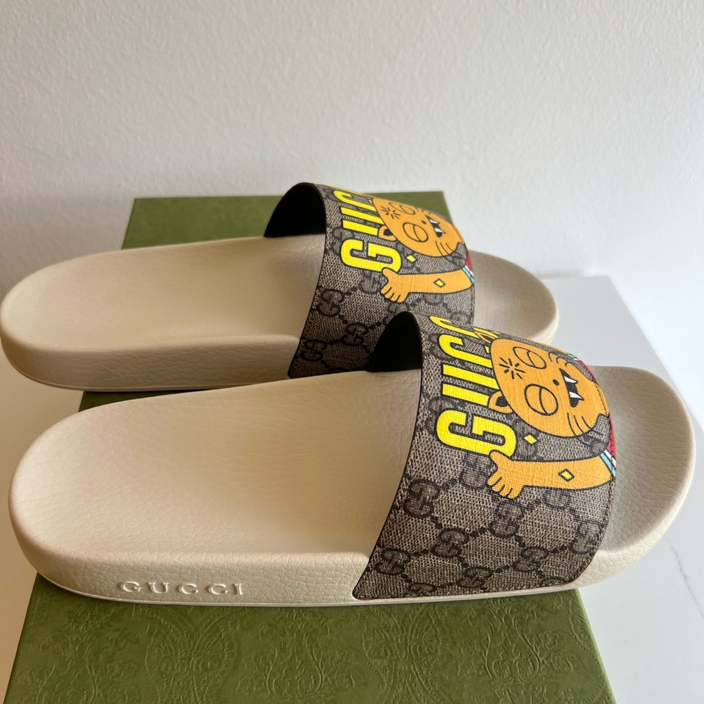 Gucci x Pablo Delcielo men's GG Supreme slides featuring a "funny cat" graphic. - Picture 11 of 16